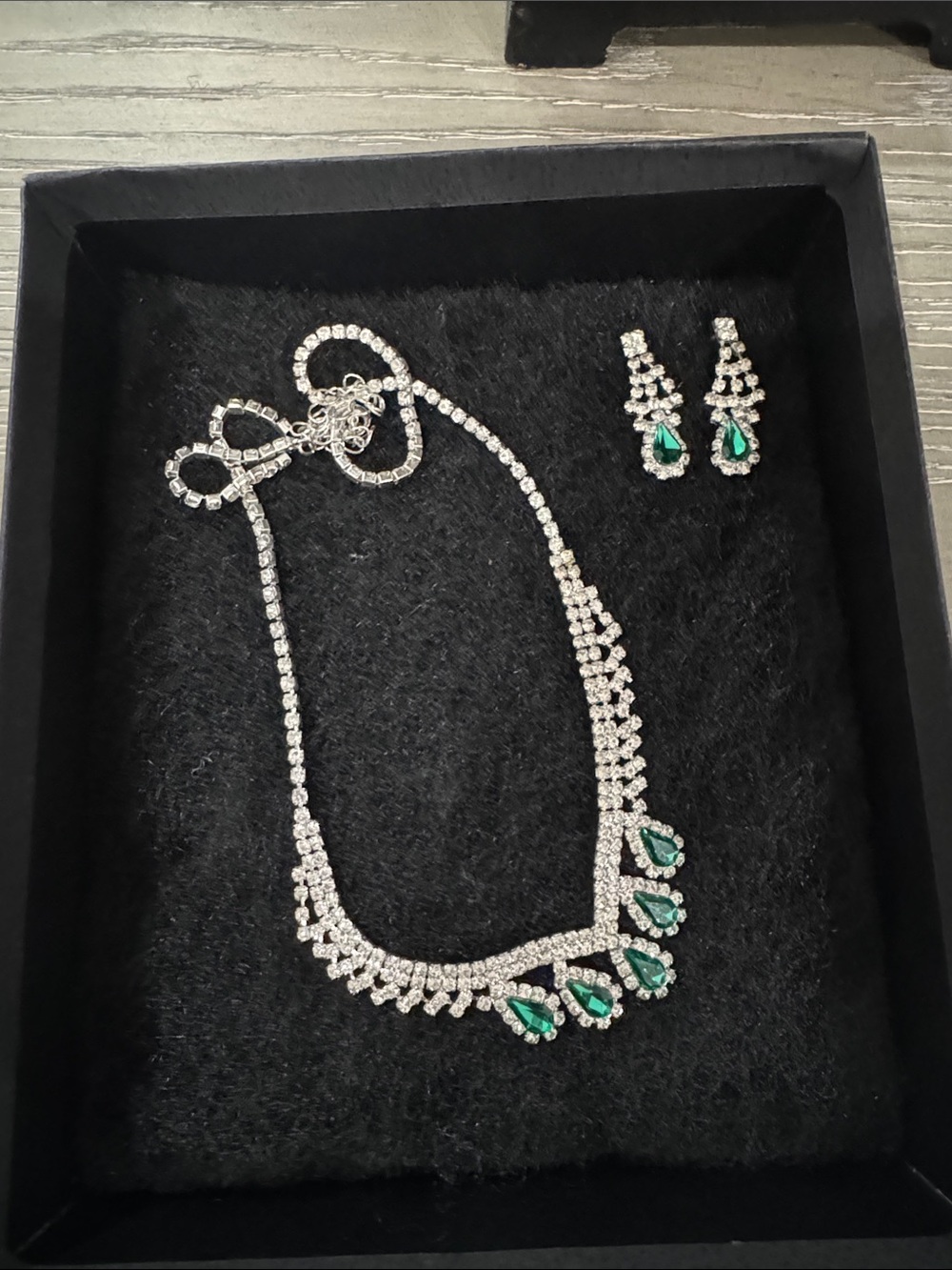 Sparkling Teardrop Emerald Necklace and Earring Set - Silver Tone